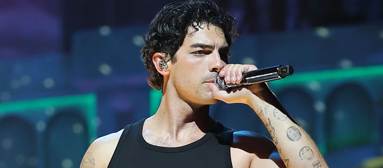 Can you recall which bright pop star shared a brief romance with Joe Jonas back in 2008?